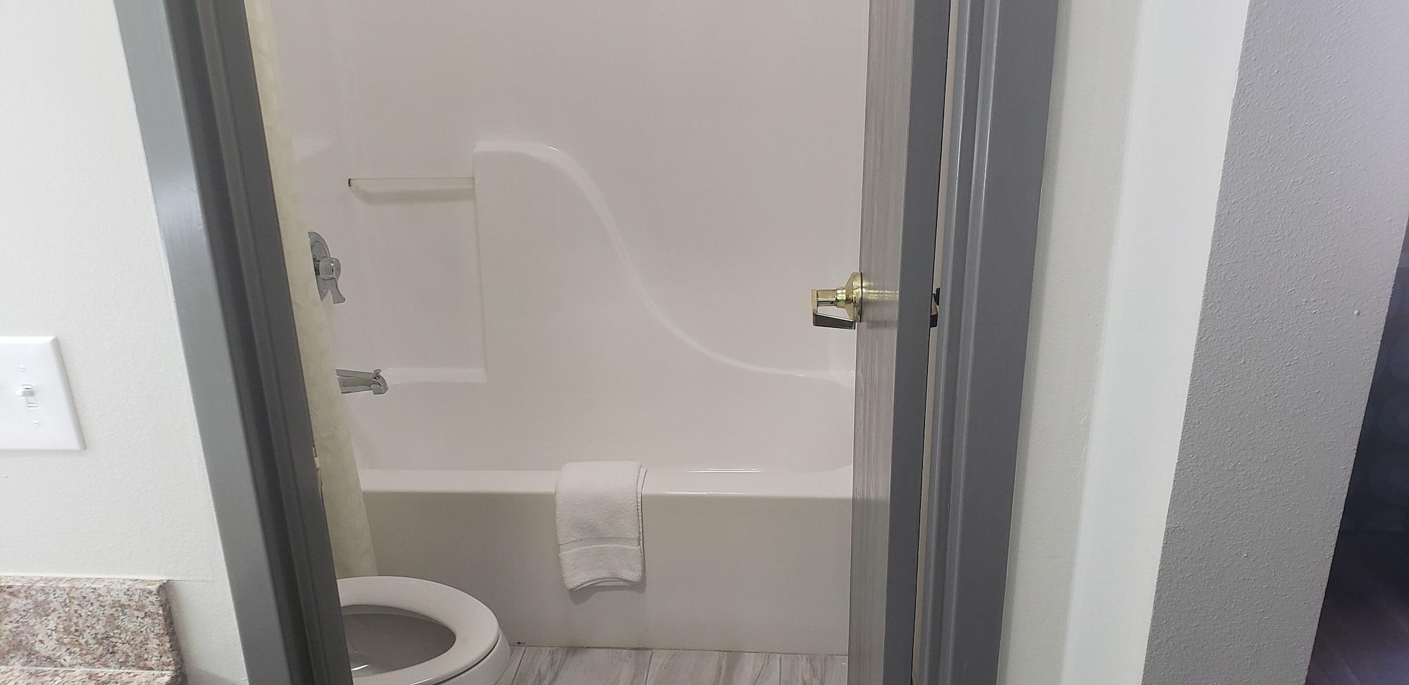 Hotel Super 8 By Wyndham West *