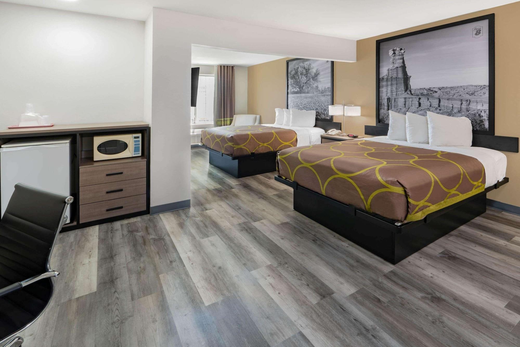 Hotel Super 8 By Wyndham West