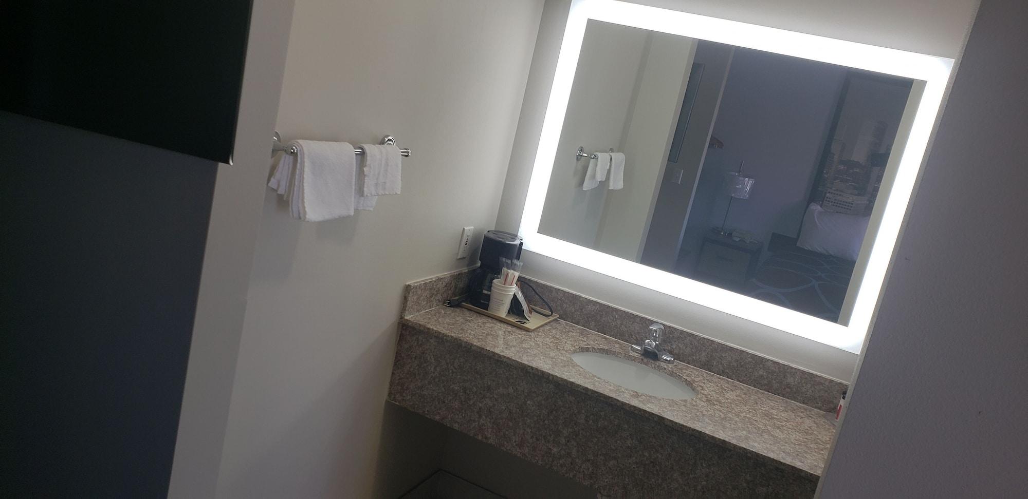 Super 8 By Wyndham West Hotel *