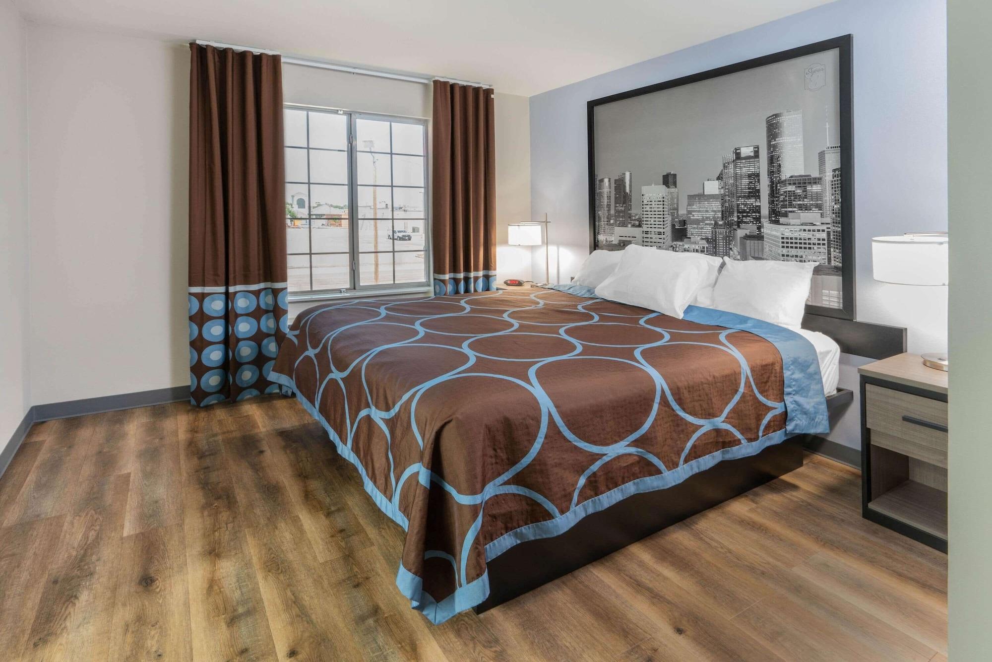 Hotel Super 8 By Wyndham West *