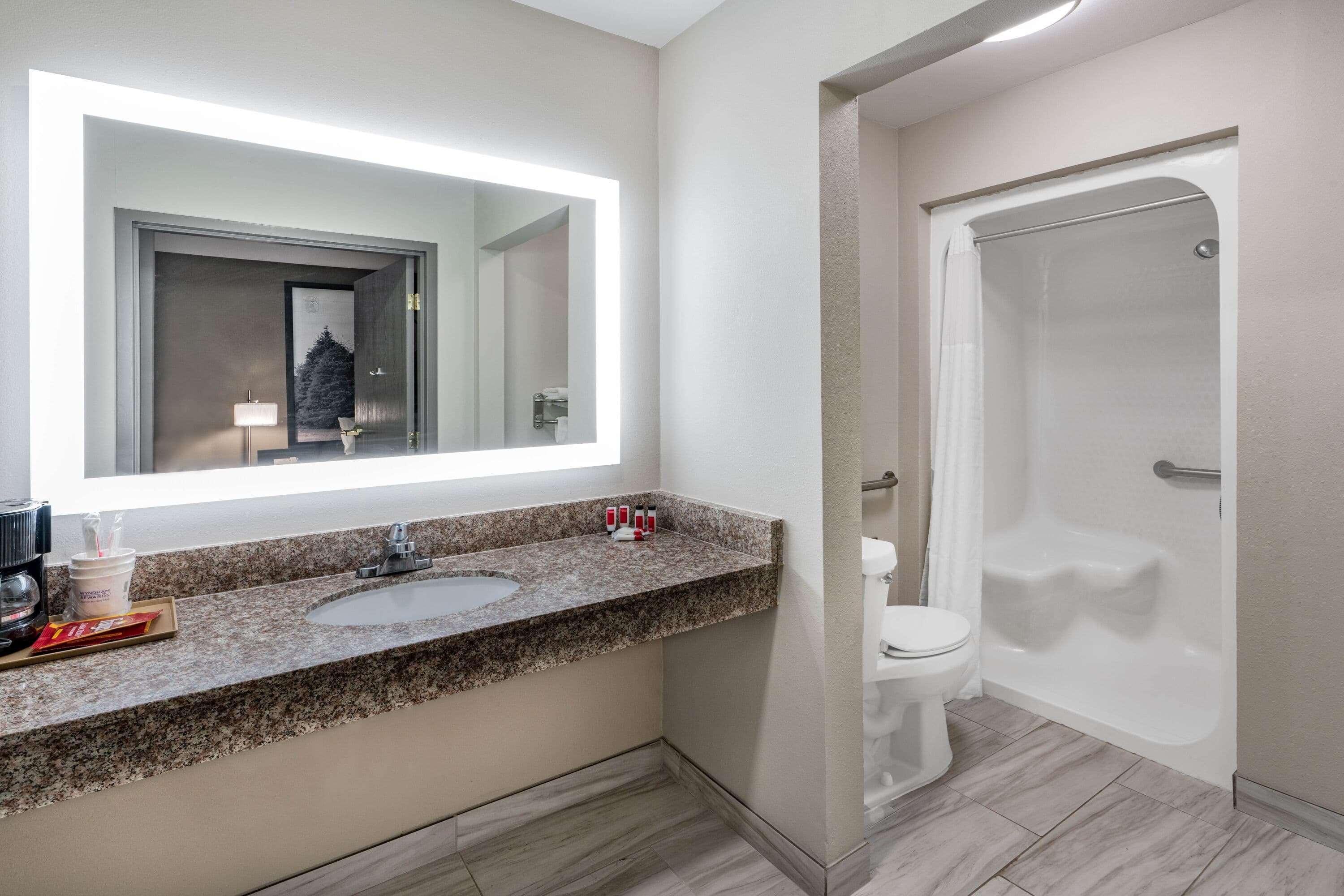 Super 8 By Wyndham West Hotel *