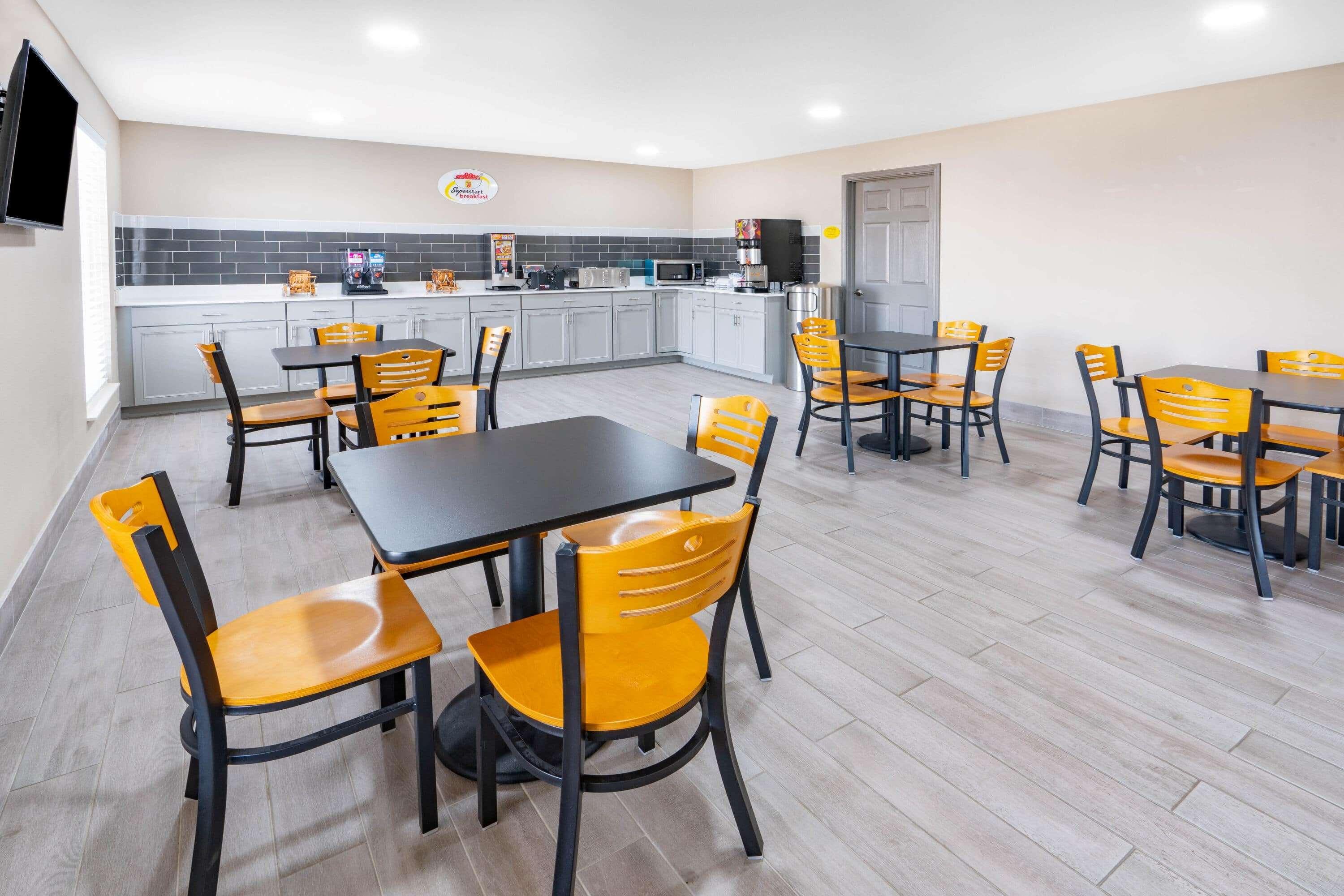 Super 8 By Wyndham West Hotel