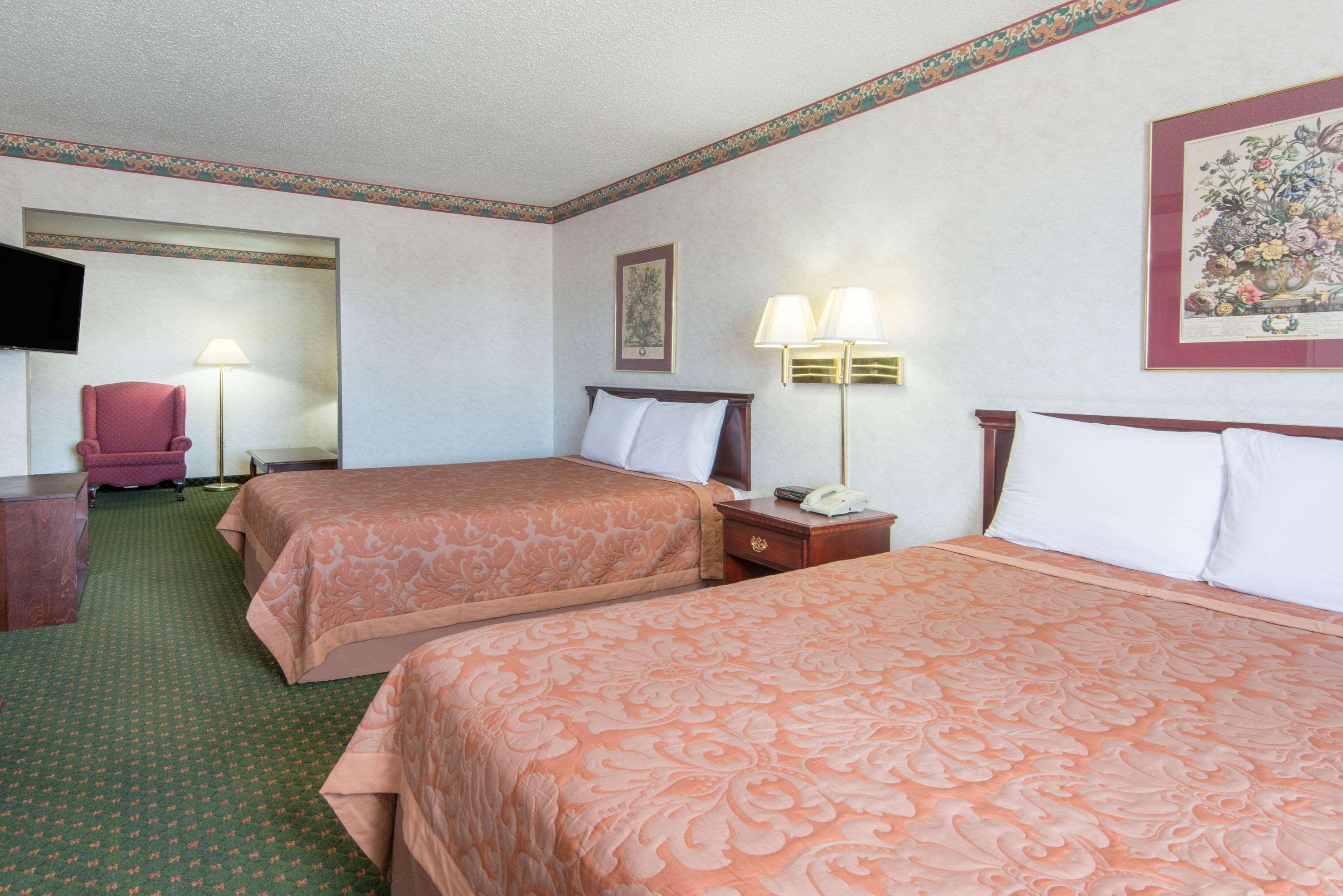 Super 8 By Wyndham West