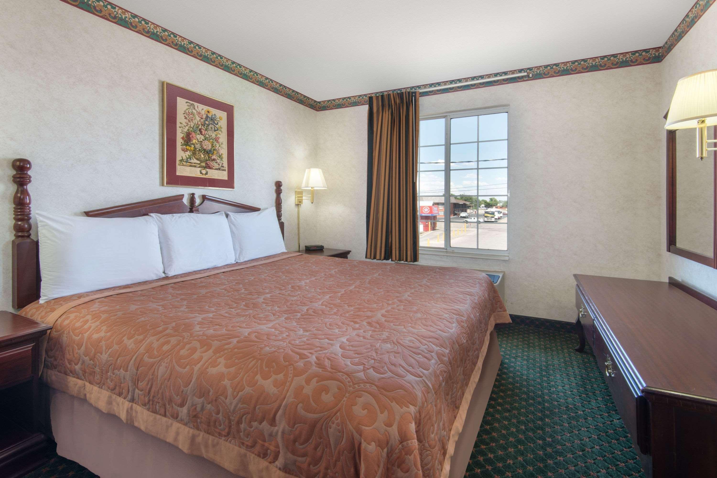 Hotel Super 8 By Wyndham West