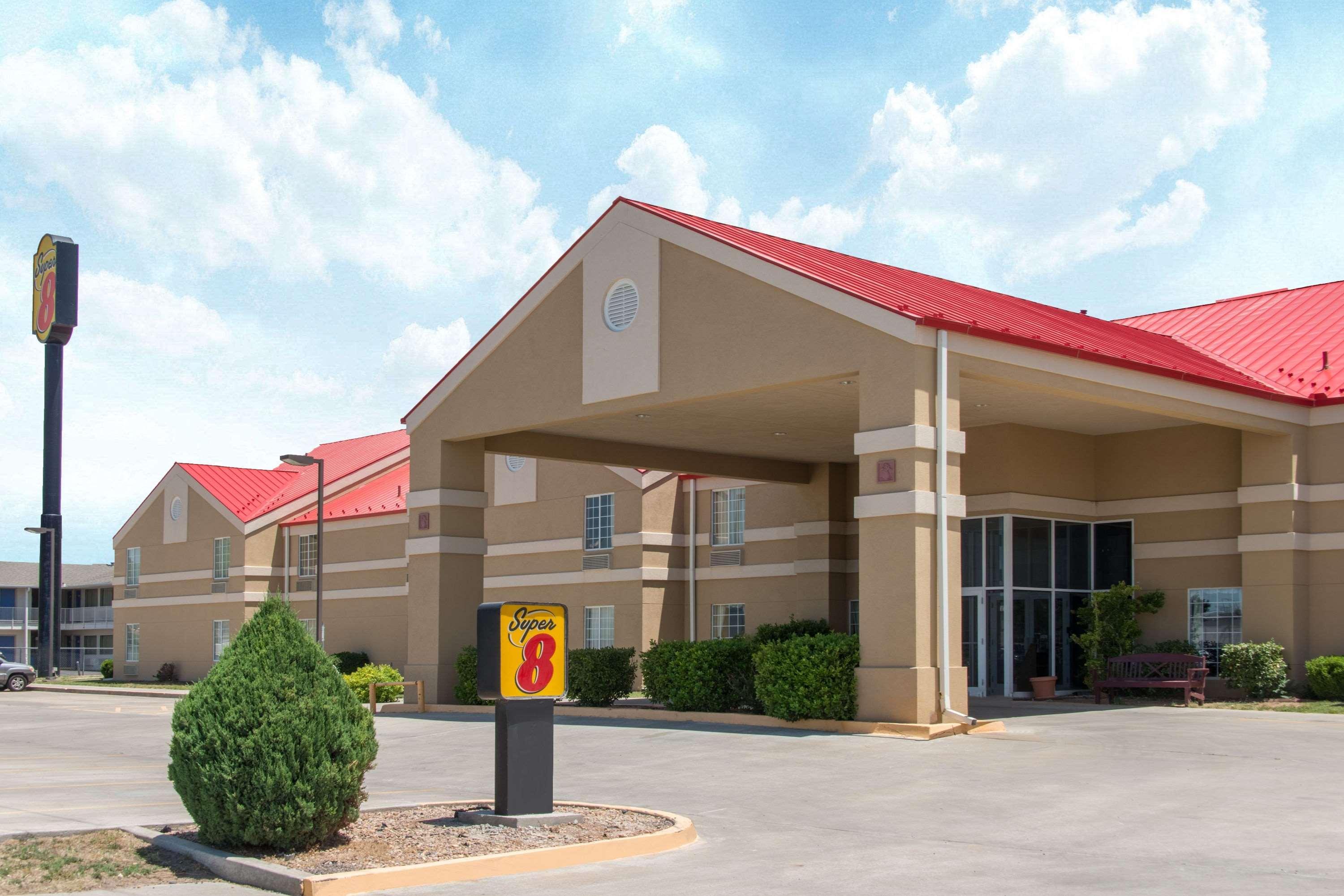 Super 8 By Wyndham West Hotel *