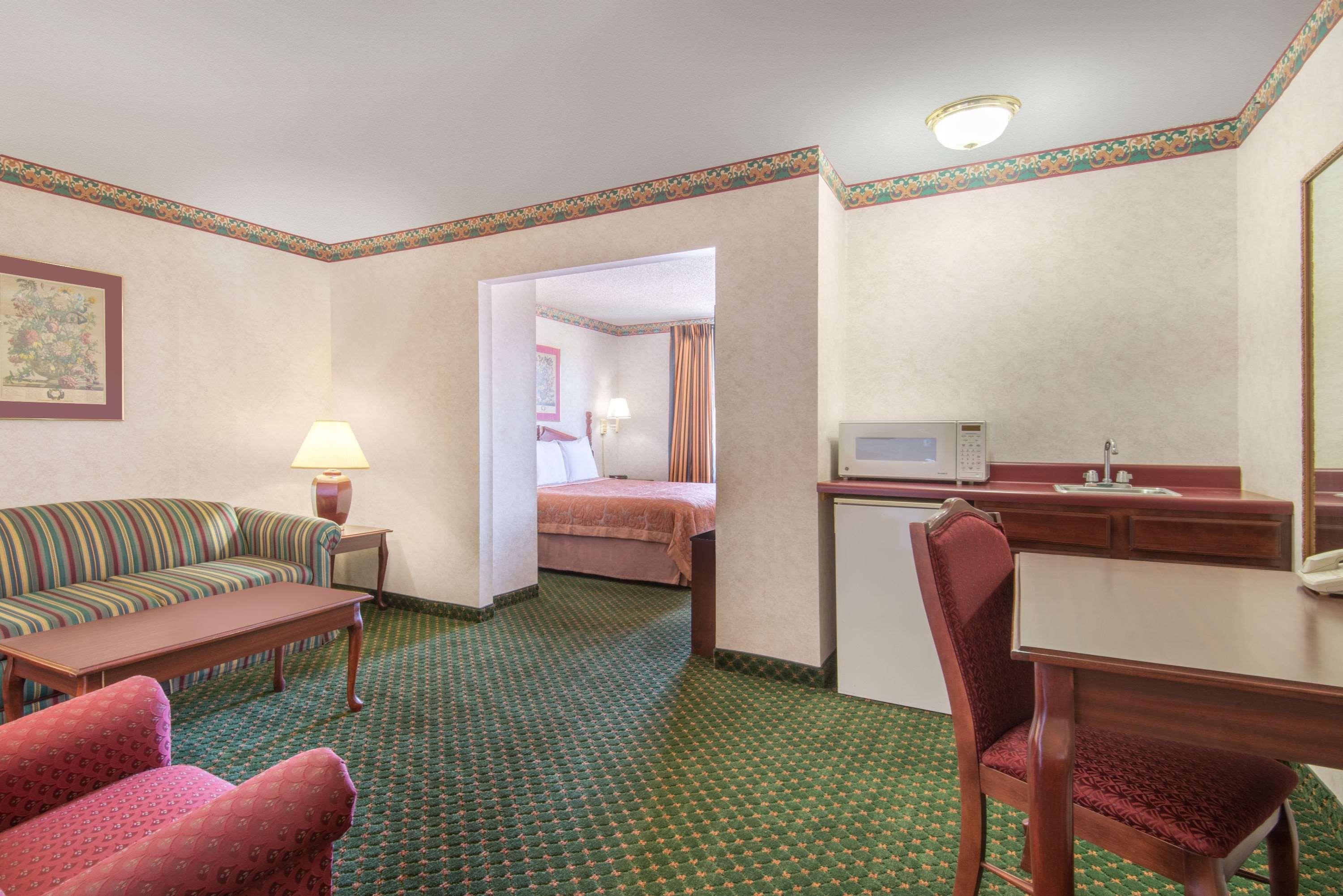 Hotel Super 8 By Wyndham West