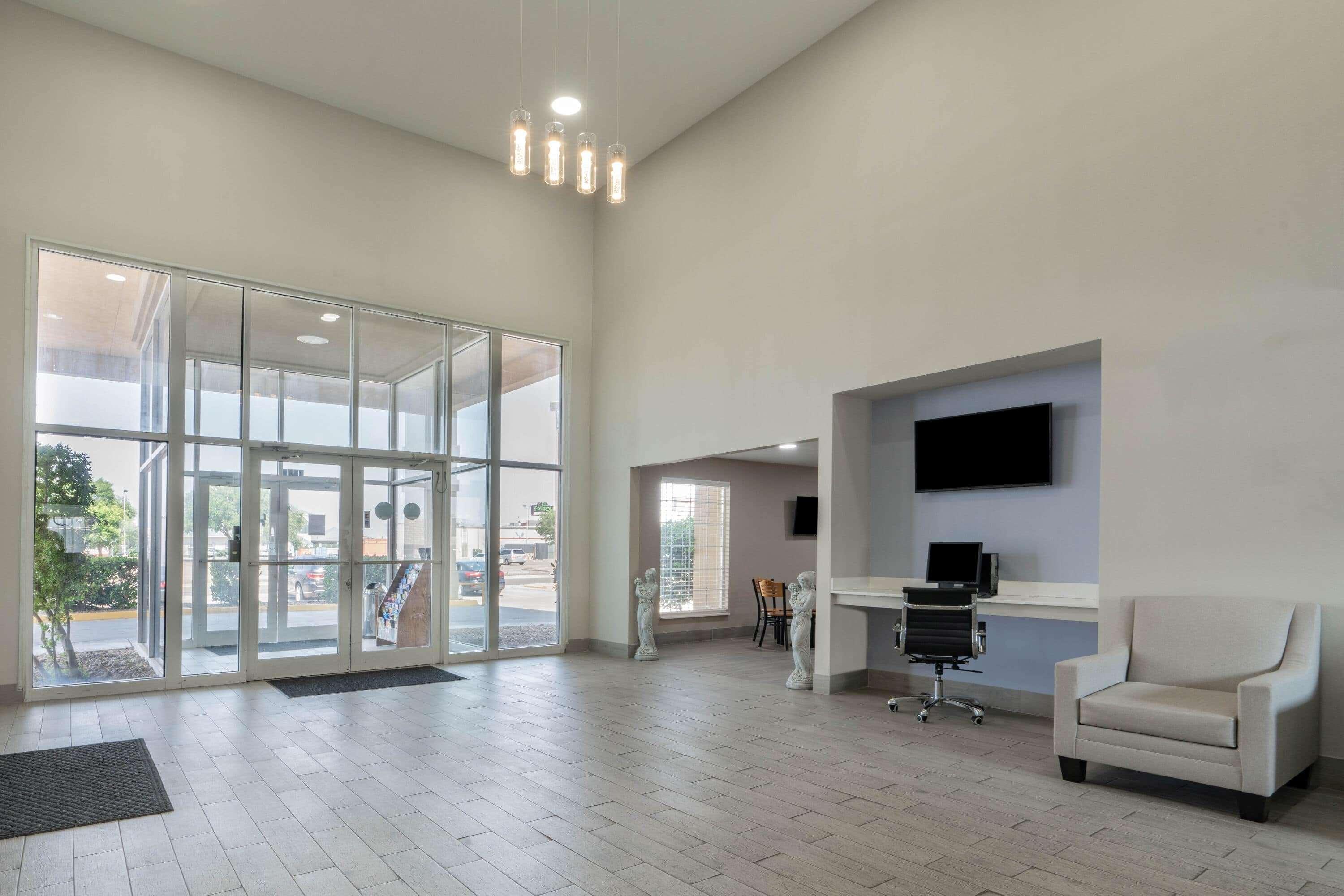 Super 8 By Wyndham West Hotel