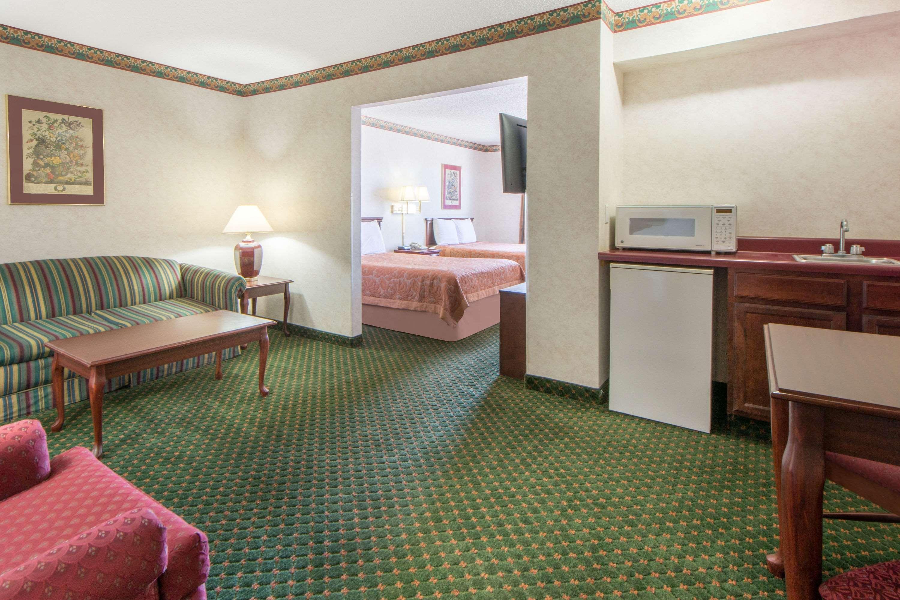 Hotel Super 8 By Wyndham West *