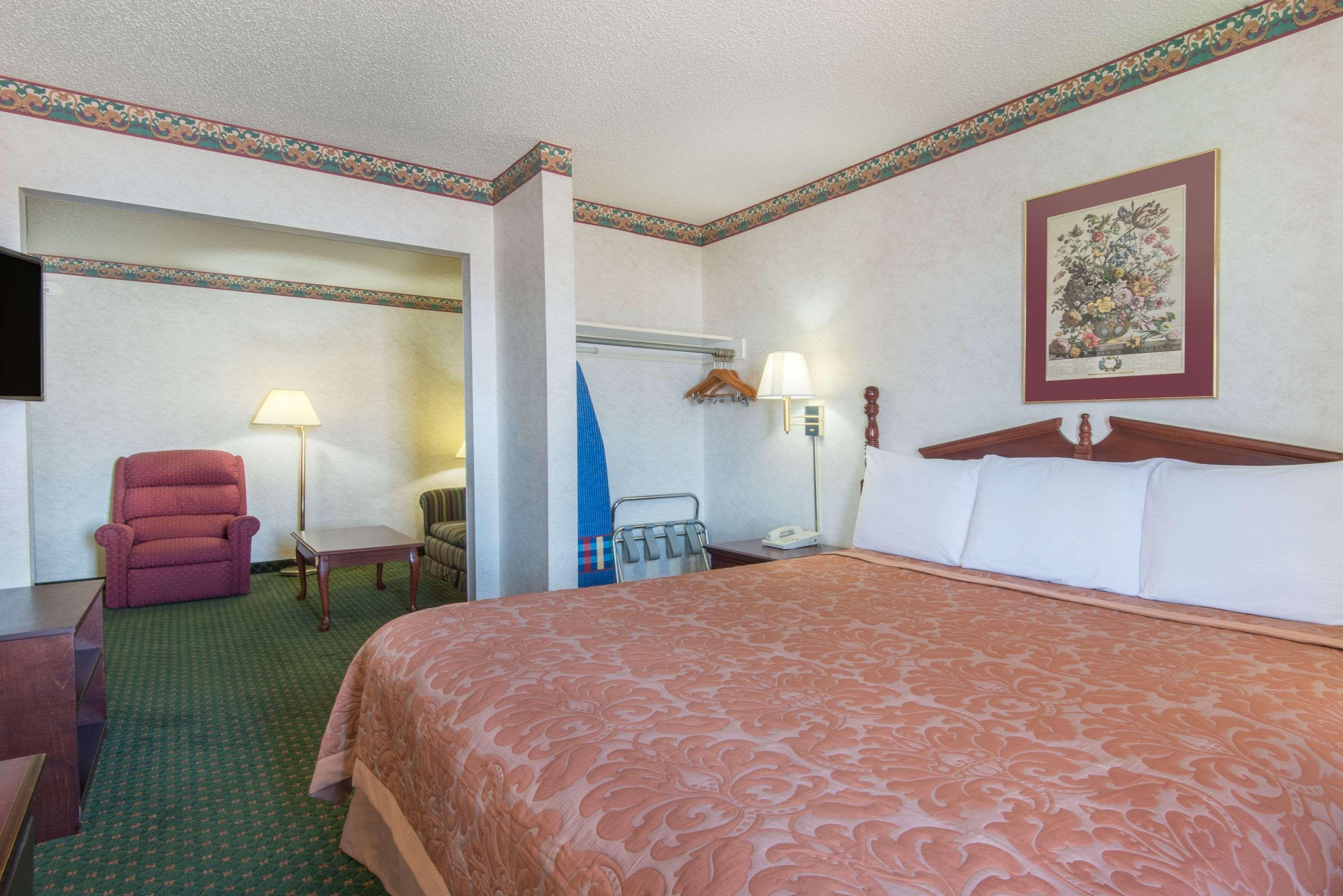 Super 8 By Wyndham West