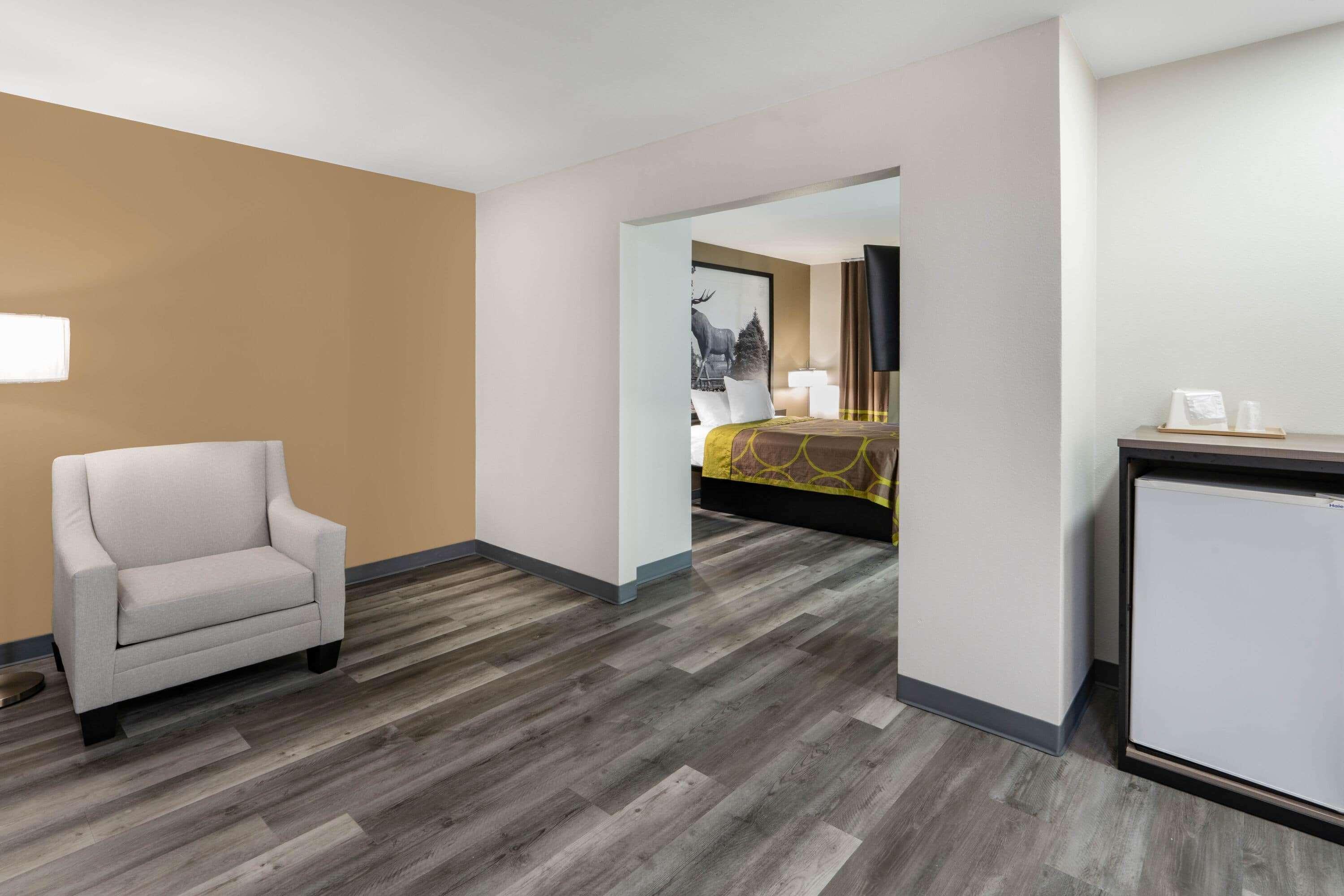 Super 8 By Wyndham West *