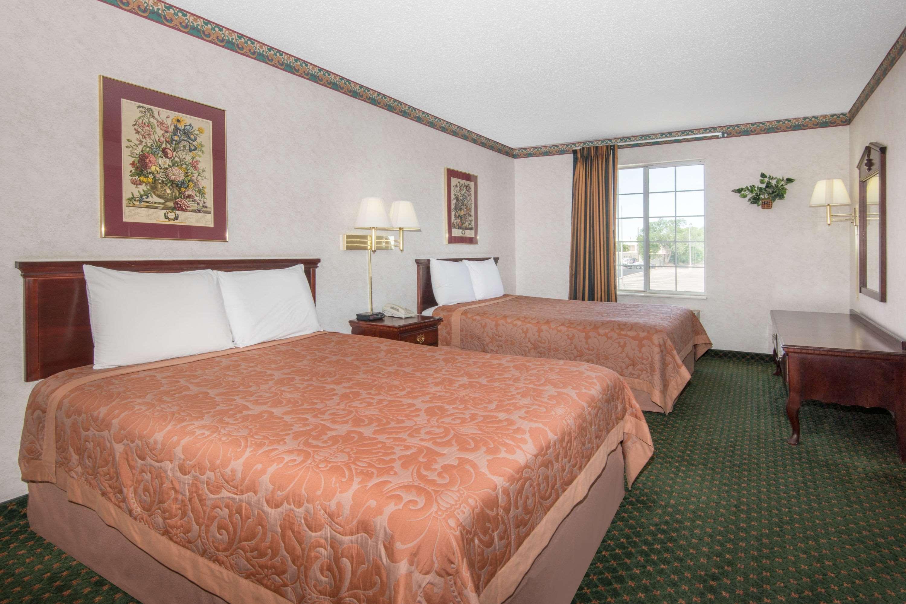 Super 8 By Wyndham West *
