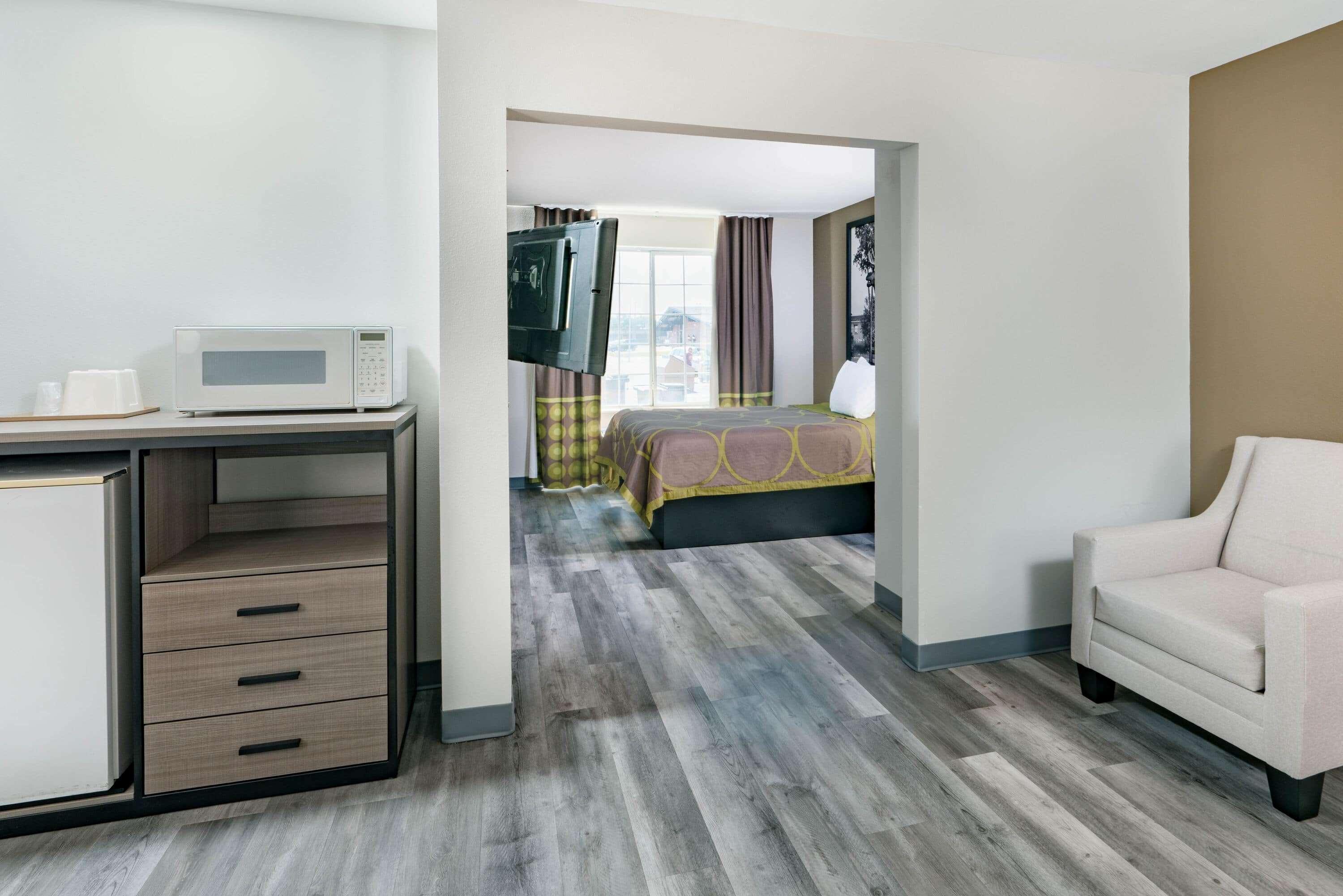 Super 8 By Wyndham West