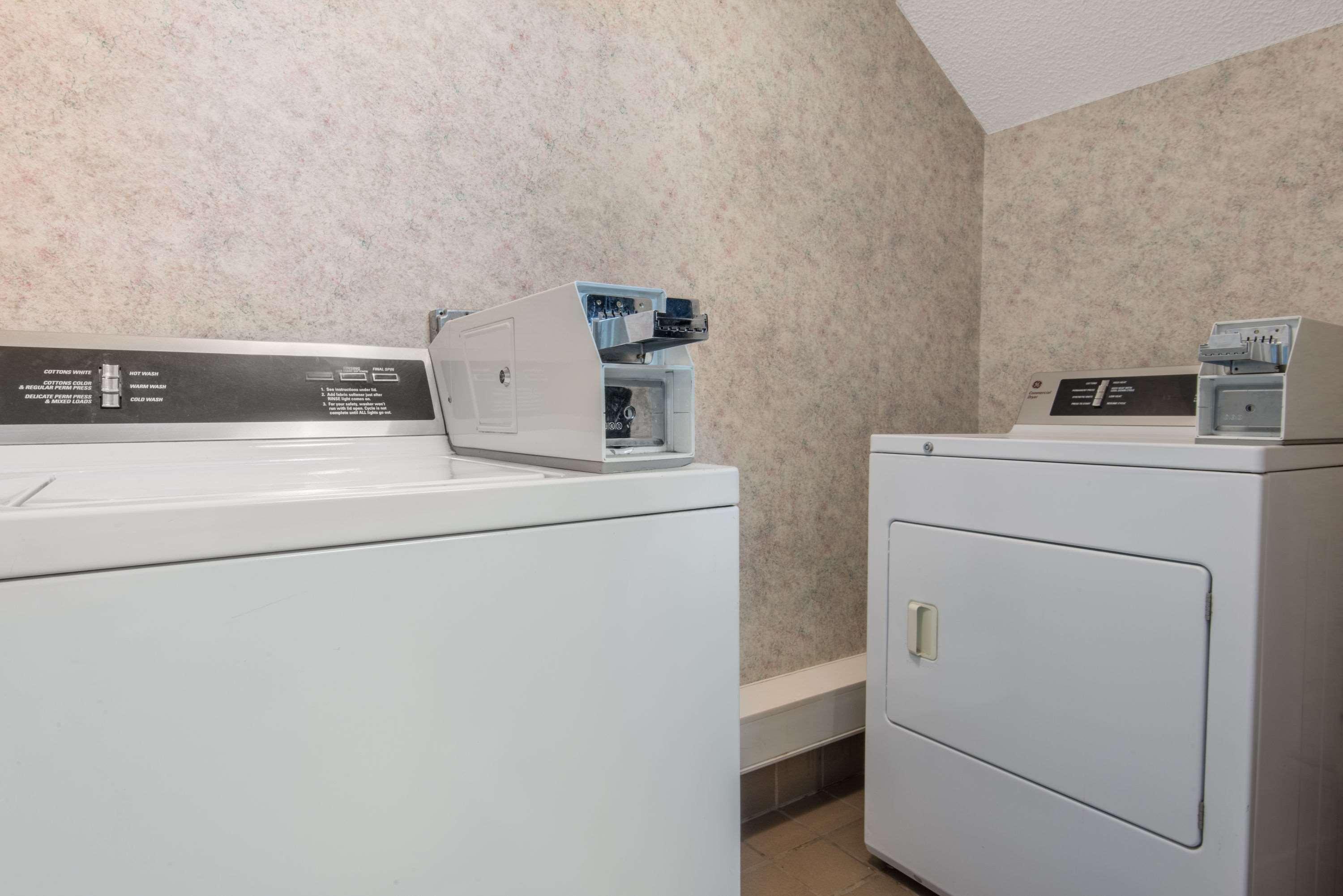 Hotel Super 8 By Wyndham West *