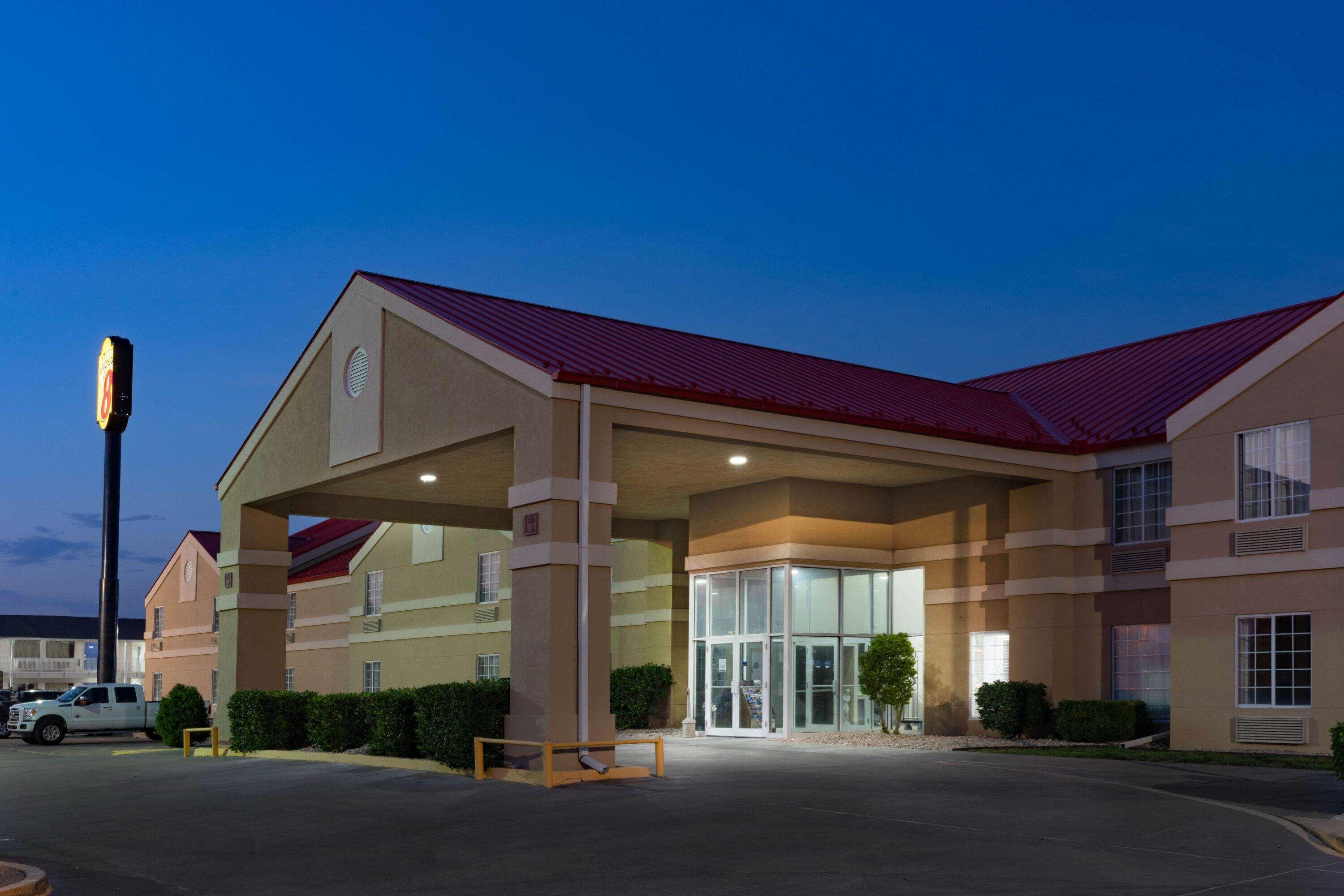 Super 8 By Wyndham West