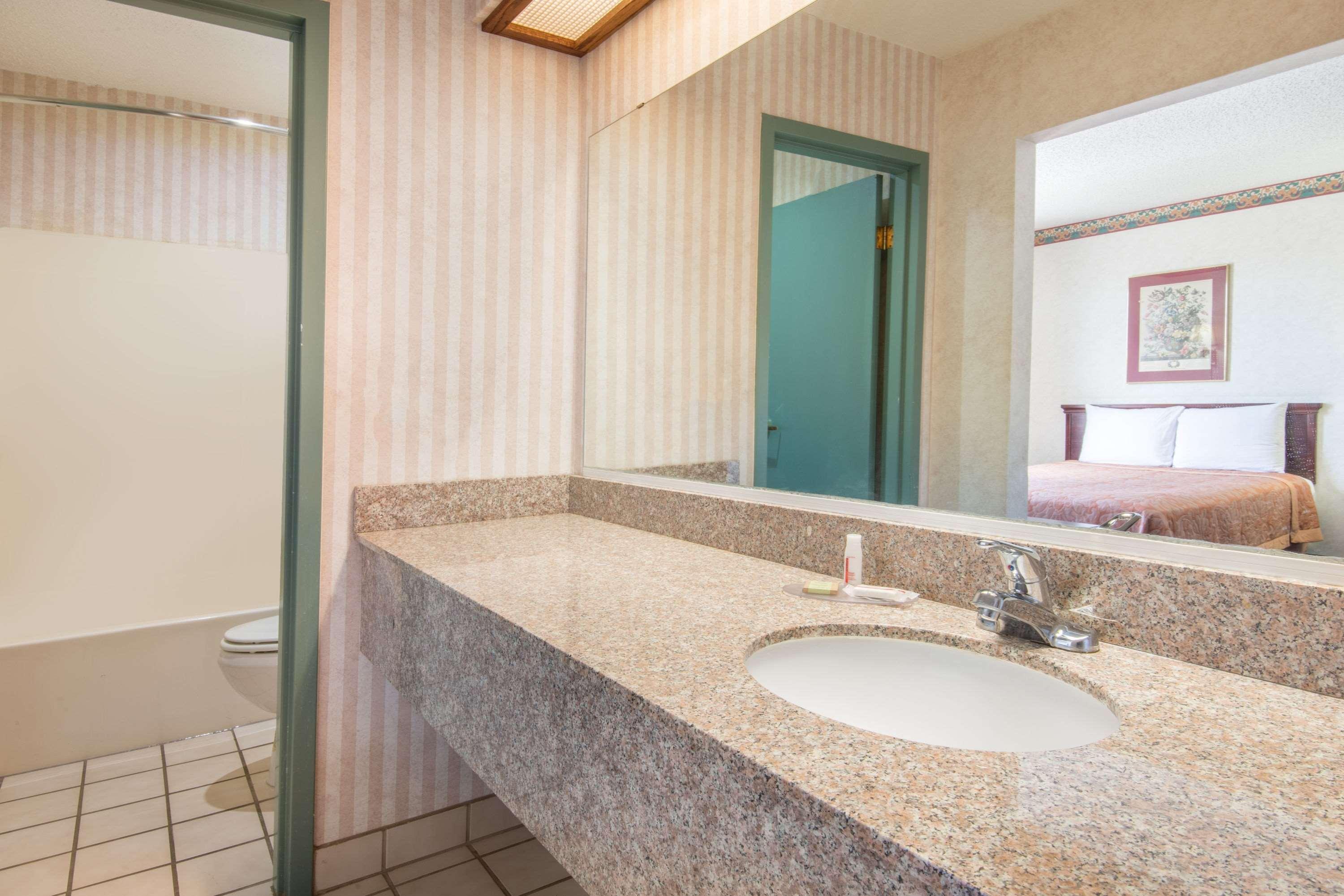 Super 8 By Wyndham West *