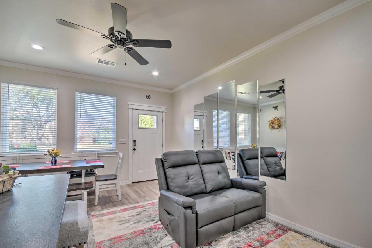Bright Townhome Near Parks And Town! Holiday home