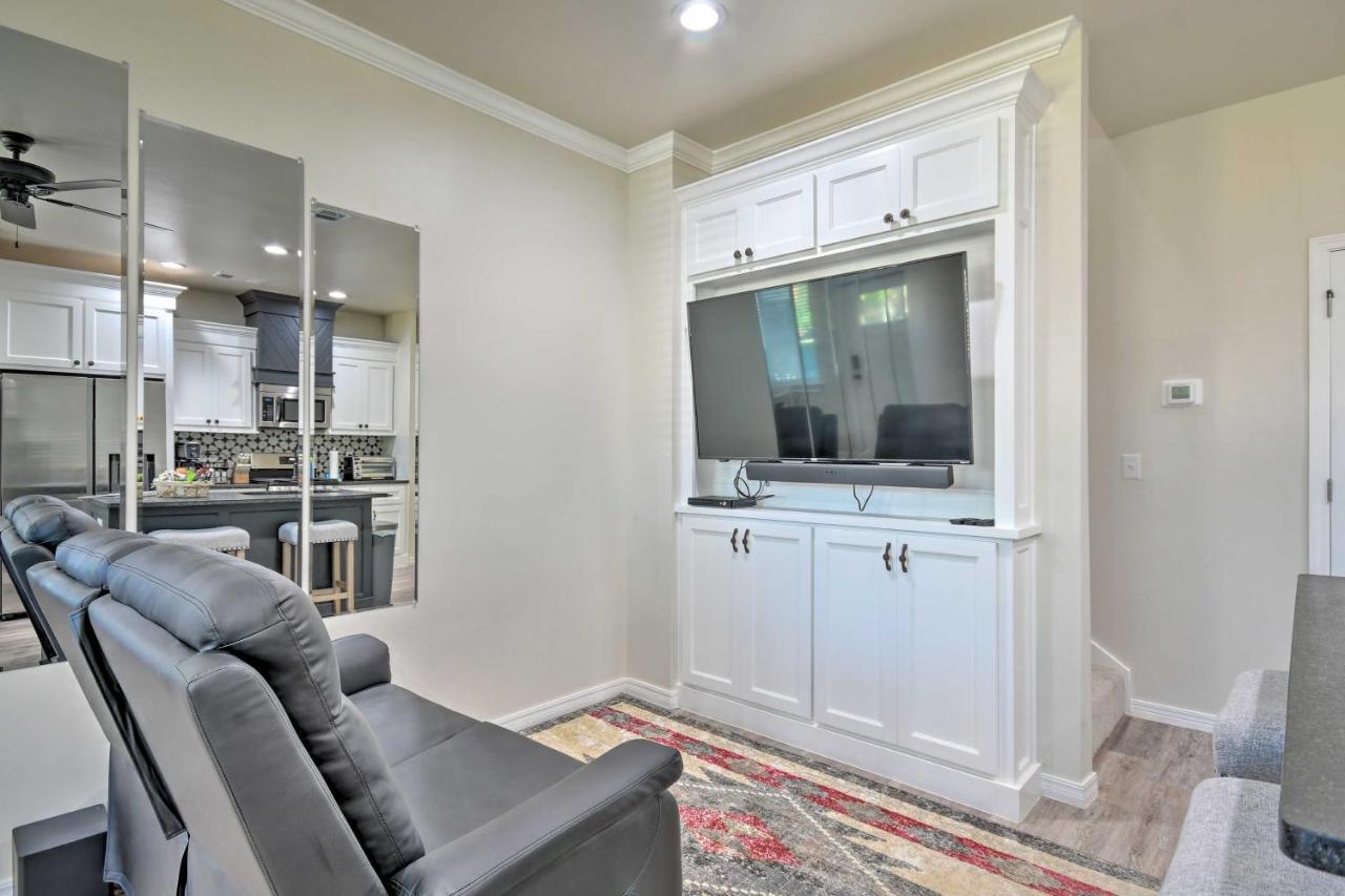 Holiday home Bright Townhome Near Parks And Town!