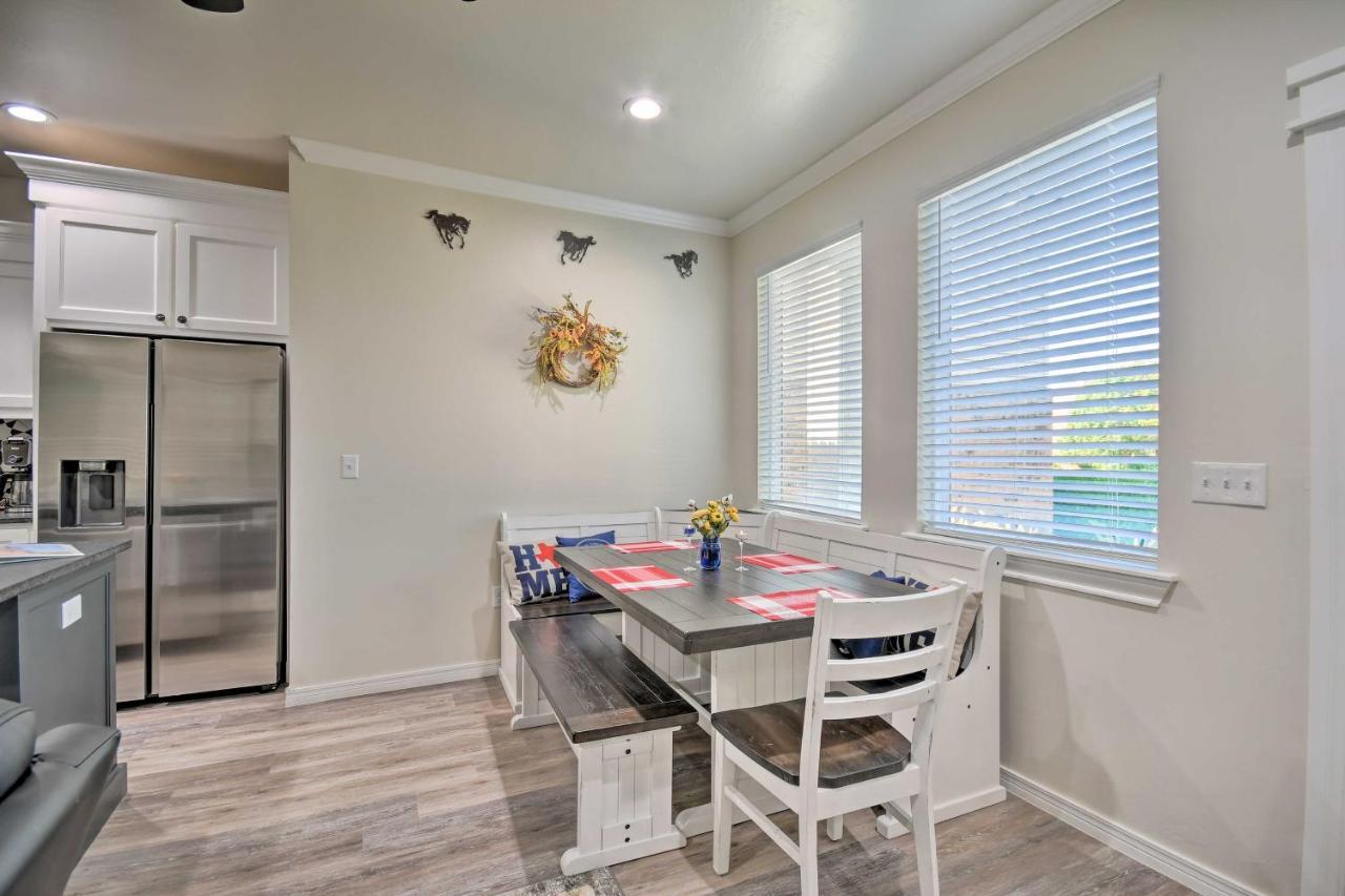 Holiday home Bright Townhome Near Parks And Town!