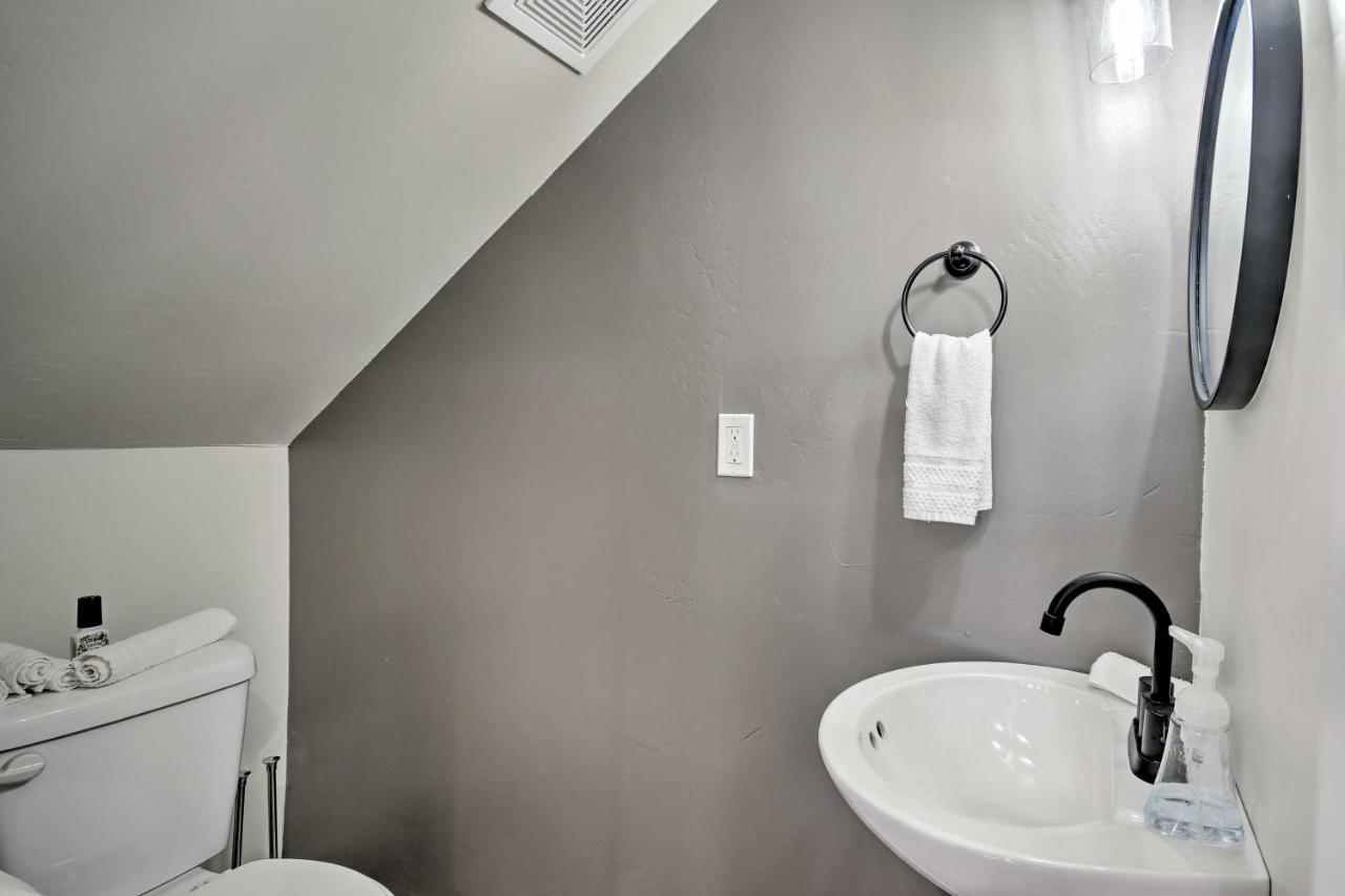Holiday home Bright Townhome Near Parks And Town!