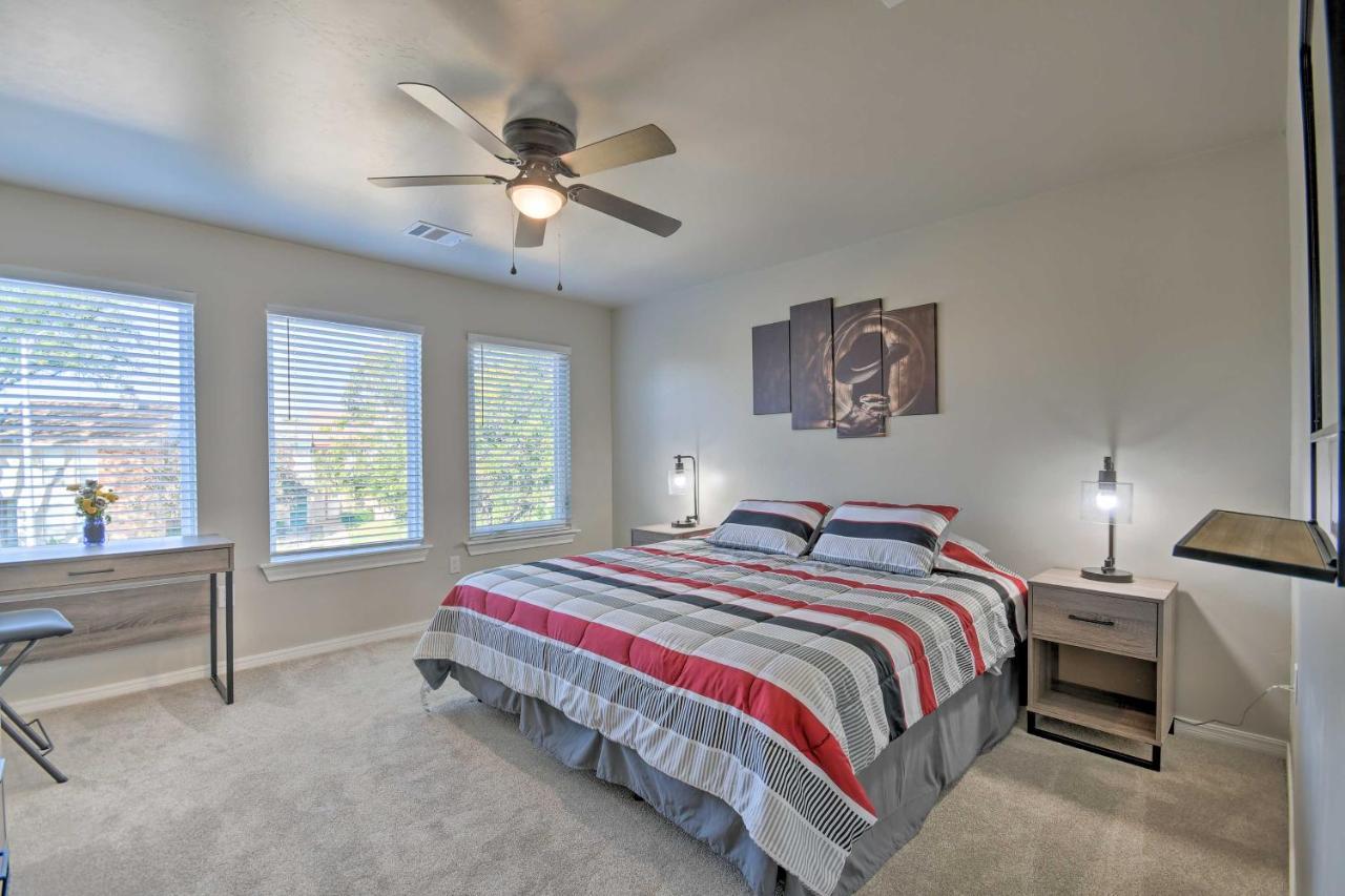 Bright Townhome Near Parks And Town!