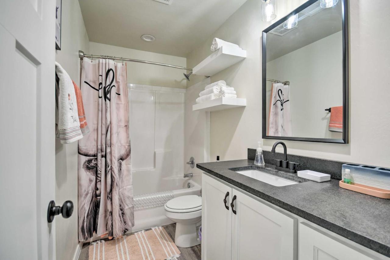 Bright Townhome Near Parks And Town! Holiday home