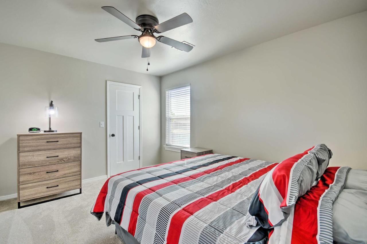 Bright Townhome Near Parks And Town!