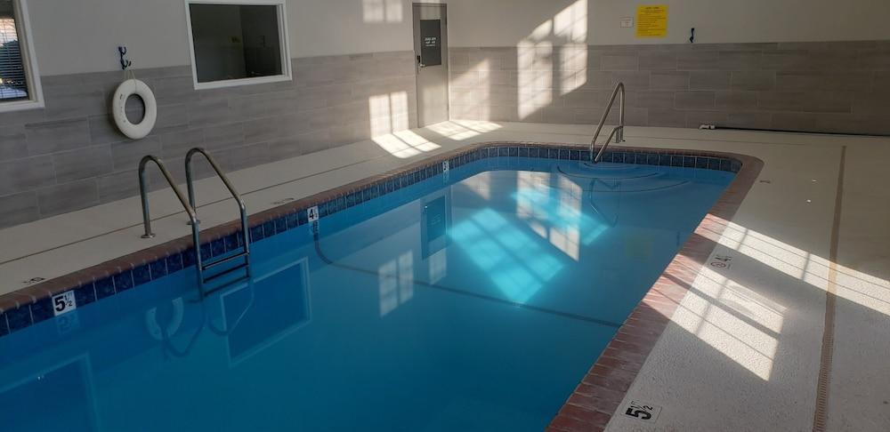 Super 8 By Wyndham West Hotel *