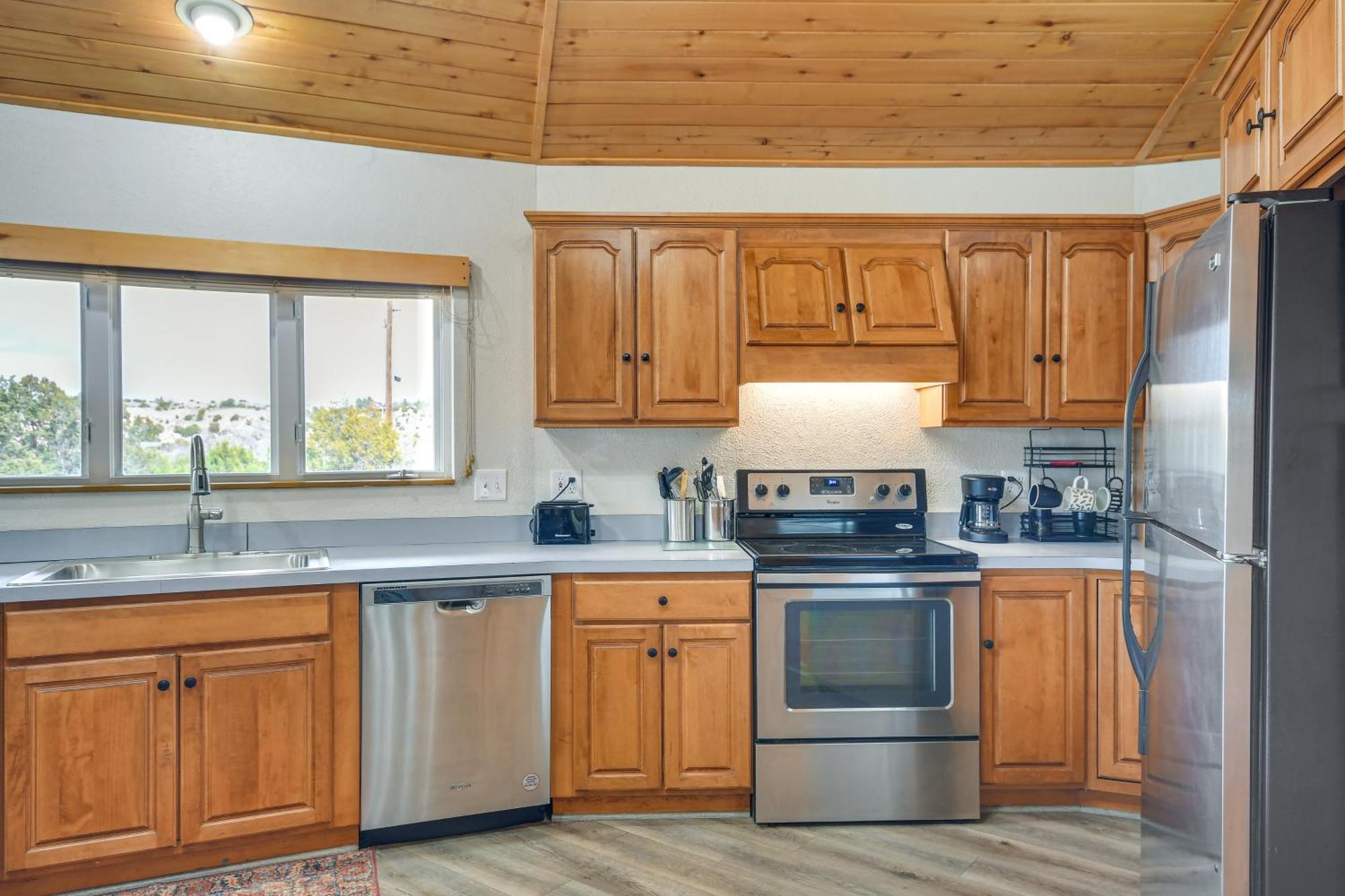 Canyon Rim Retreat With Private Yard And Hot Tub! Holiday home *