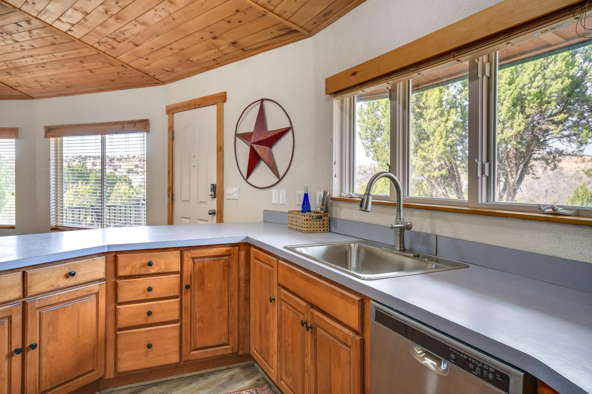Canyon Rim Retreat With Private Yard And Hot Tub! Holiday home