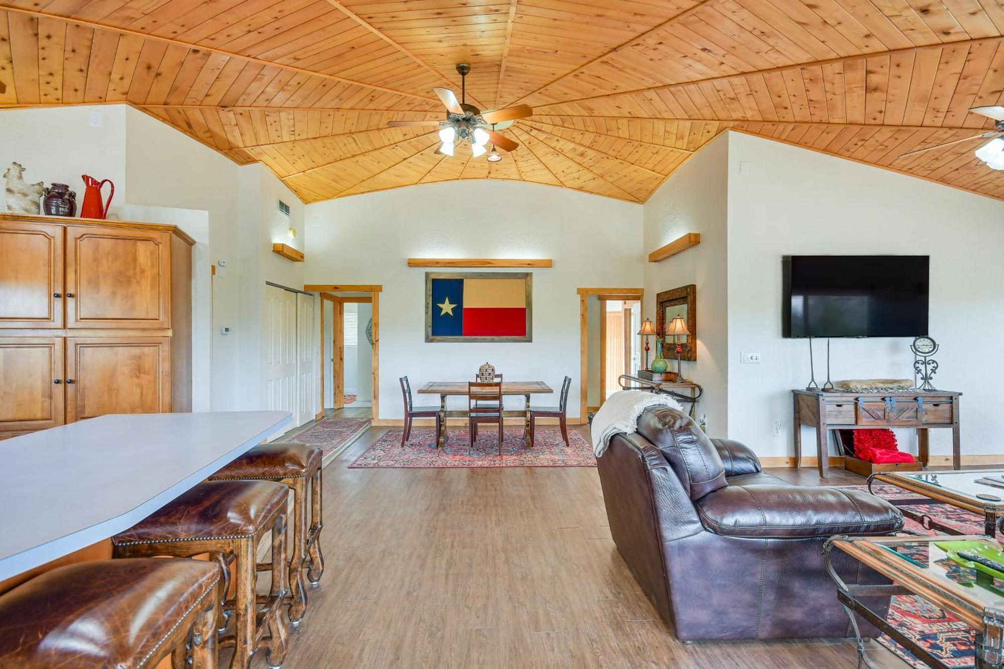 Canyon Rim Retreat With Private Yard And Hot Tub! Holiday home *