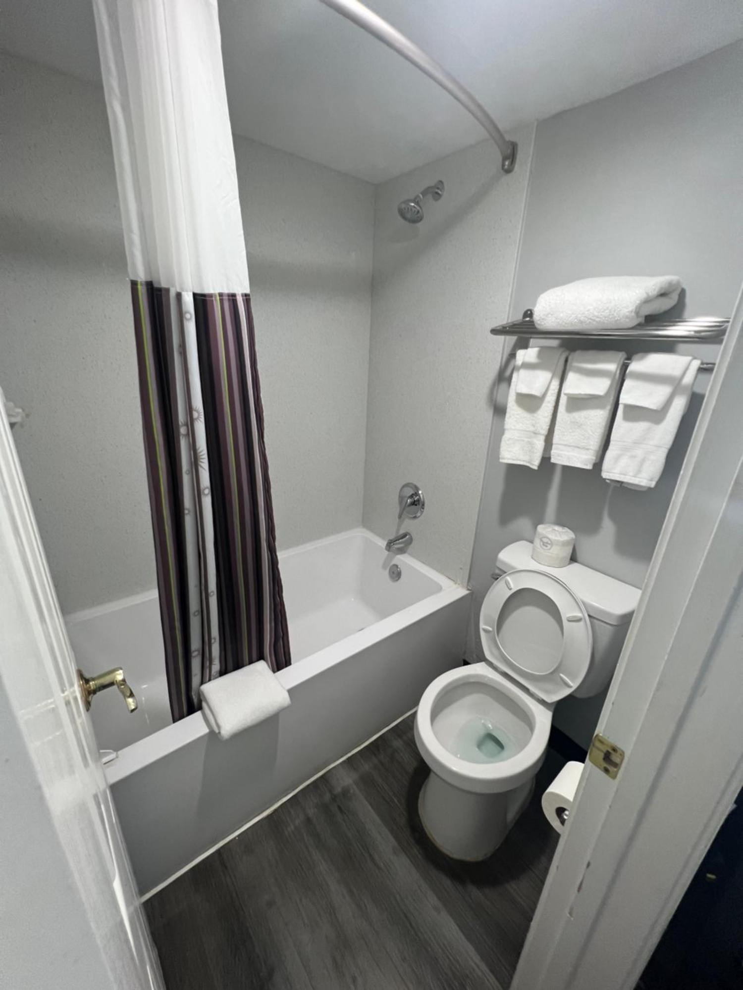 La Quinta By Wyndham Mid-city Hotel