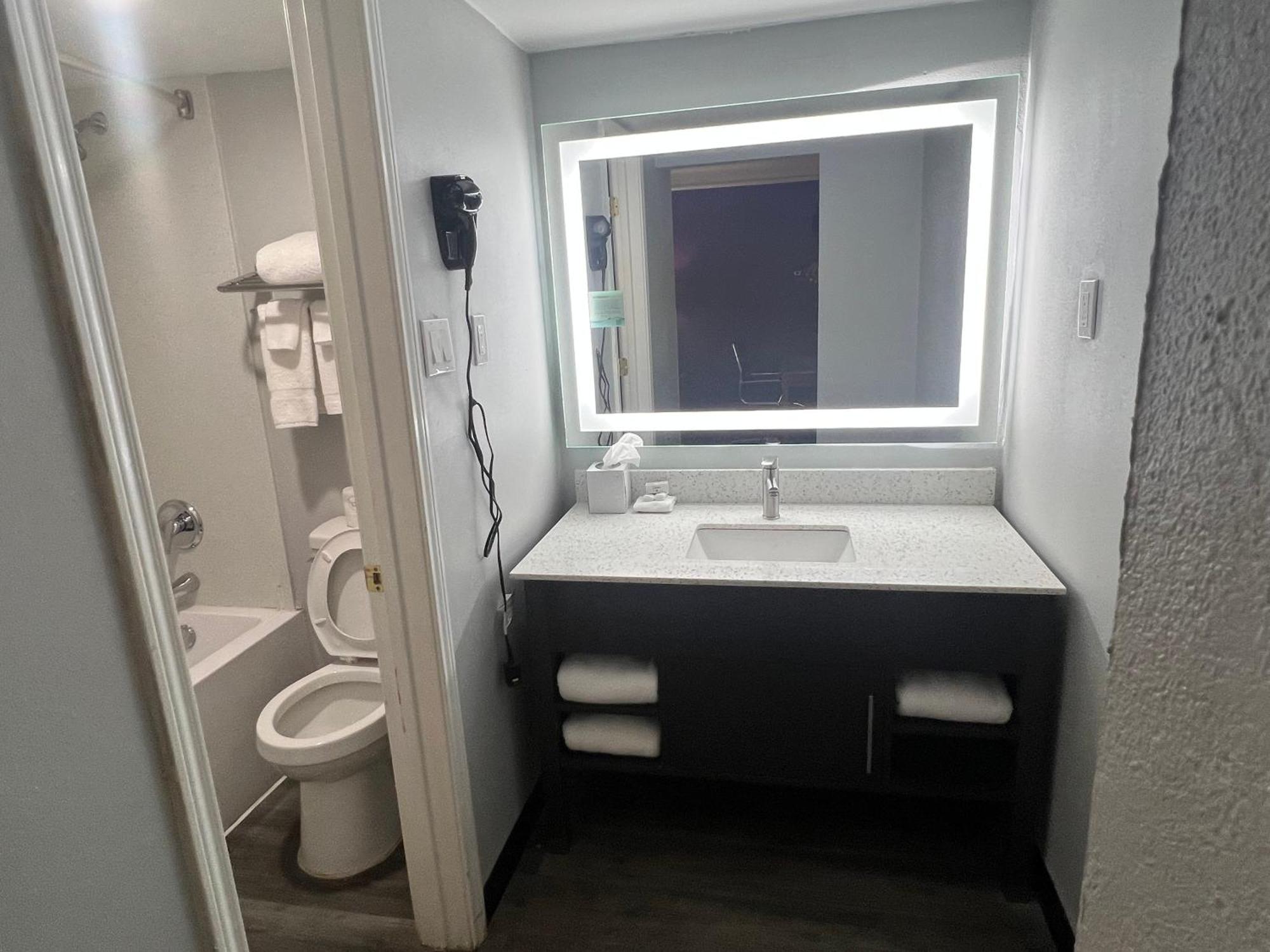 Hotel La Quinta By Wyndham Mid-city 3*