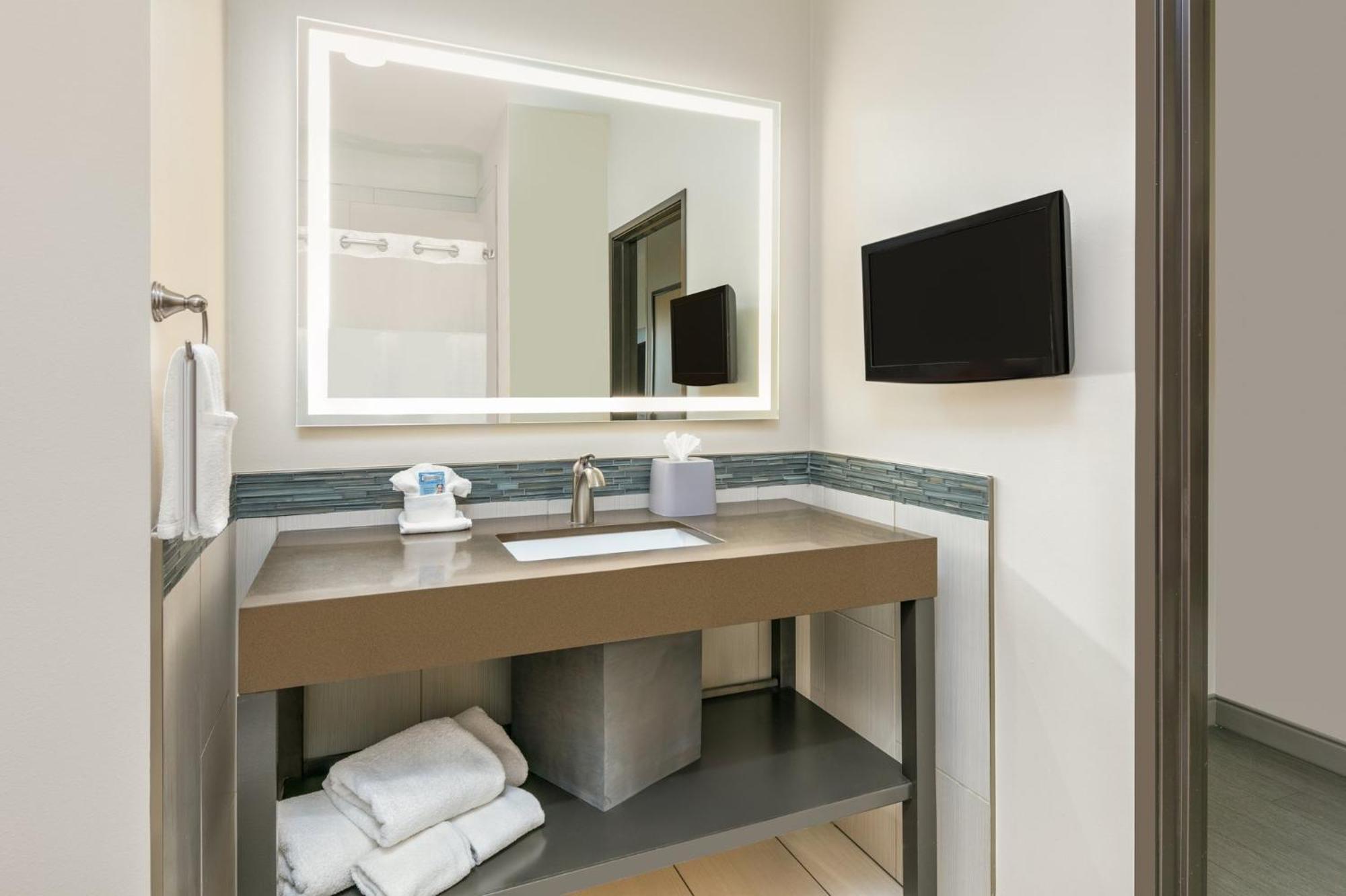 Express & West By Ihg Hotel 3*