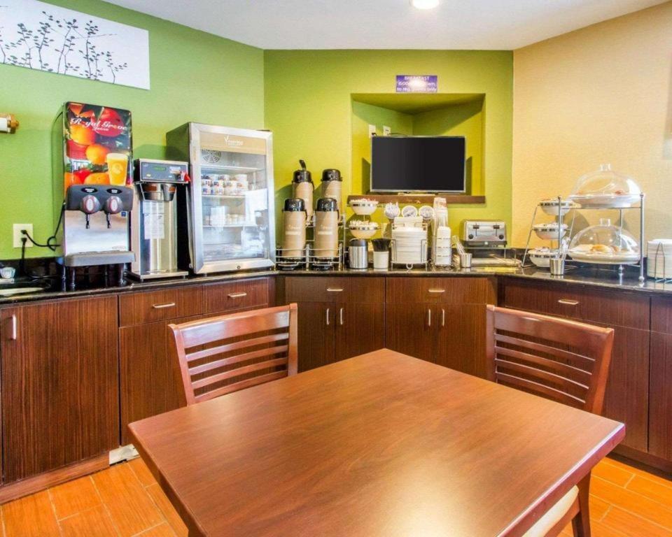 Hotel Econo East 2*