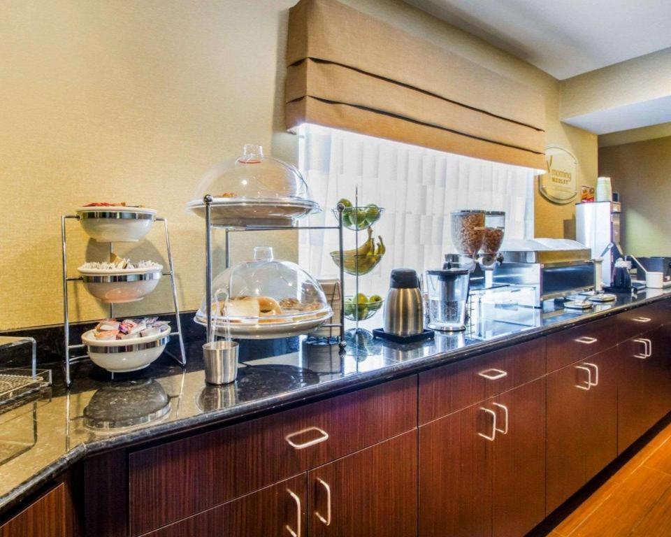 Econo East Hotel 2*