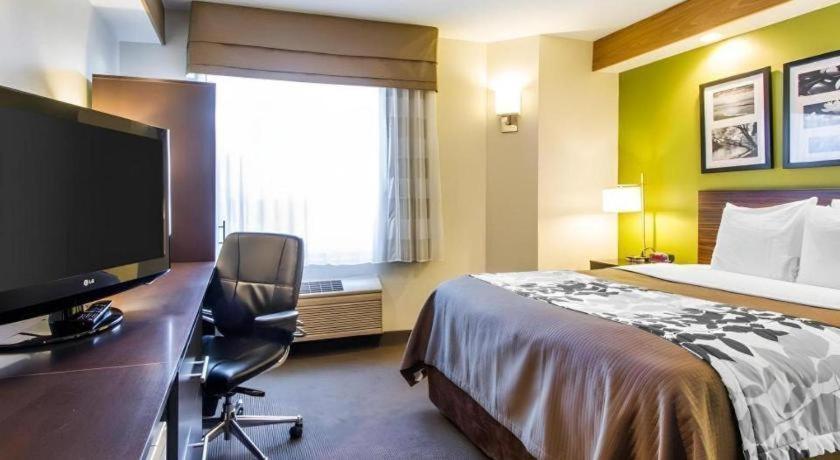 Econo East Hotel