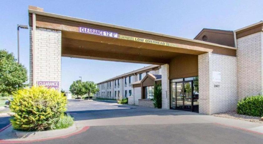 Econo East Hotel