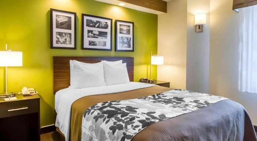 Econo East Hotel